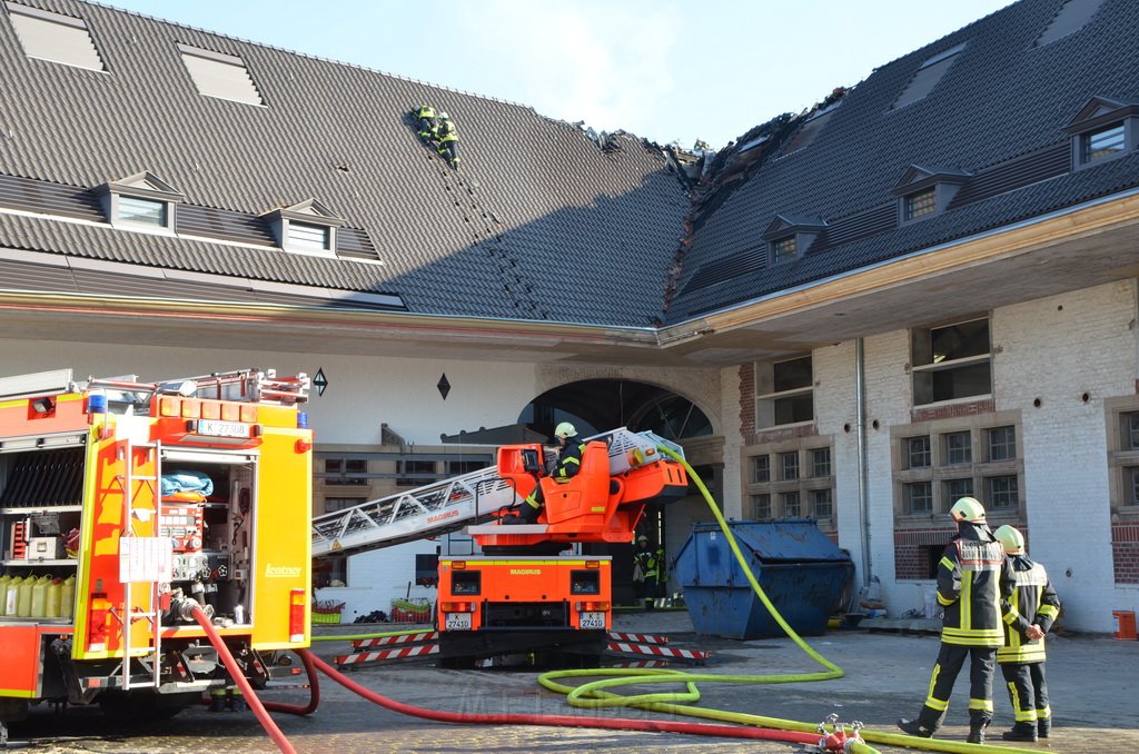 Feuer 3 Dachstuhlbrand Koeln Rath Heumar Gut Maarhausen Eilerstr P214.JPG